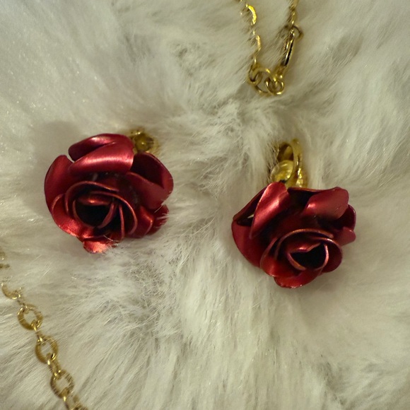 Vintage- Gold Chain Necklace with Red Rose Pendant - Picture 4 of 10